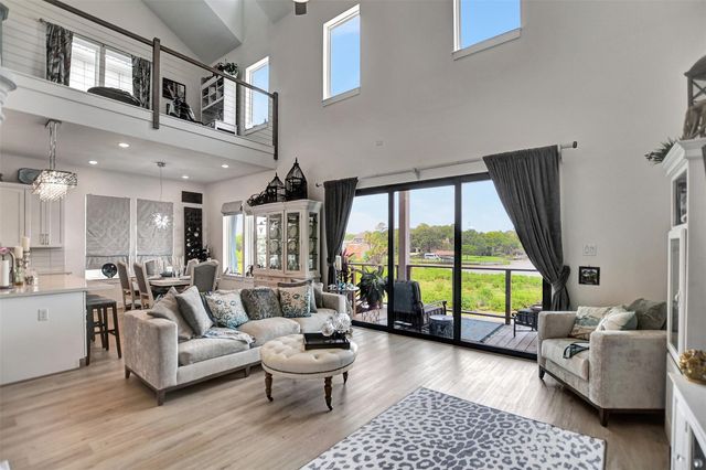 25 Cmdr Runco Lane, Taylor Lake Village, TX 77586