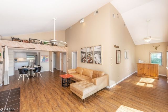 5 Coulter Pl, Hopatcong Boro, NJ 07821