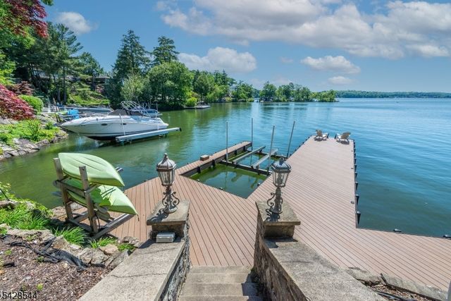 5 Coulter Pl, Hopatcong Boro, NJ 07821