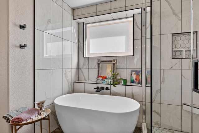 8823 Hampton Avenue NE, Albuquerque, NM 87122