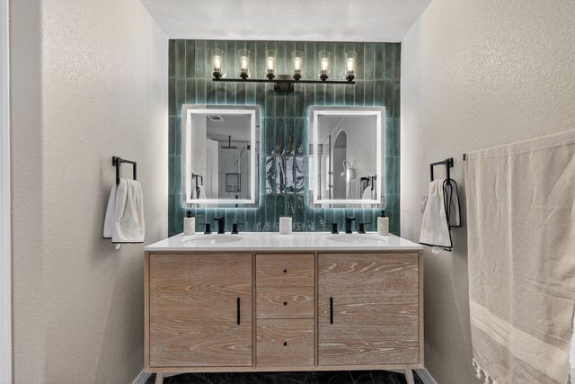 8823 Hampton Avenue NE, Albuquerque, NM 87122