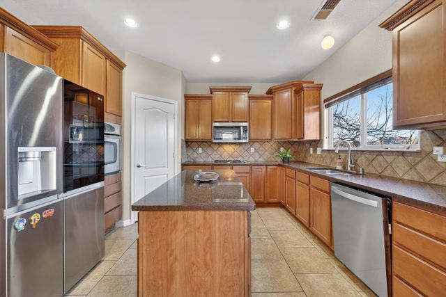 8823 Hampton Avenue NE, Albuquerque, NM 87122