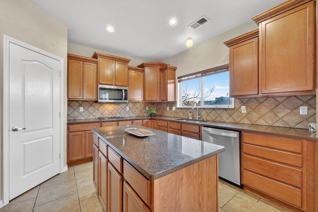 8823 Hampton Avenue NE, Albuquerque, NM 87122