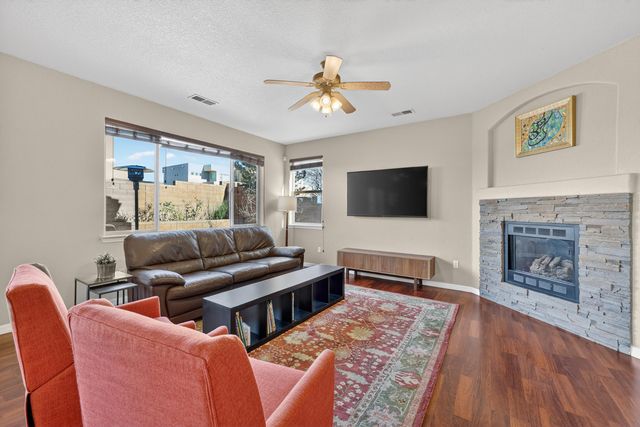 8823 Hampton Avenue NE, Albuquerque, NM 87122