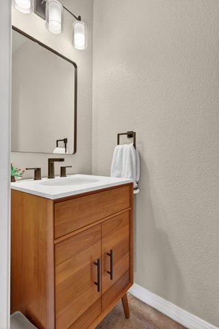 8823 Hampton Avenue NE, Albuquerque, NM 87122