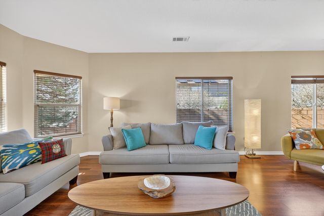 8823 Hampton Avenue NE, Albuquerque, NM 87122