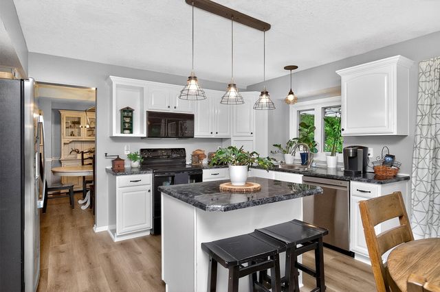 158 56th Place, West Des Moines, IA 50266