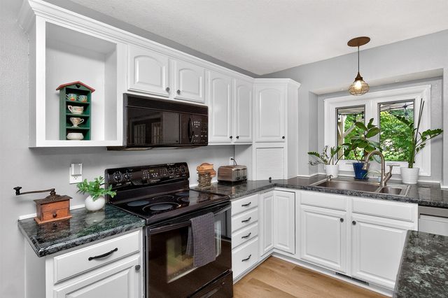 158 56th Place, West Des Moines, IA 50266
