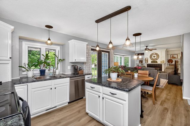 158 56th Place, West Des Moines, IA 50266