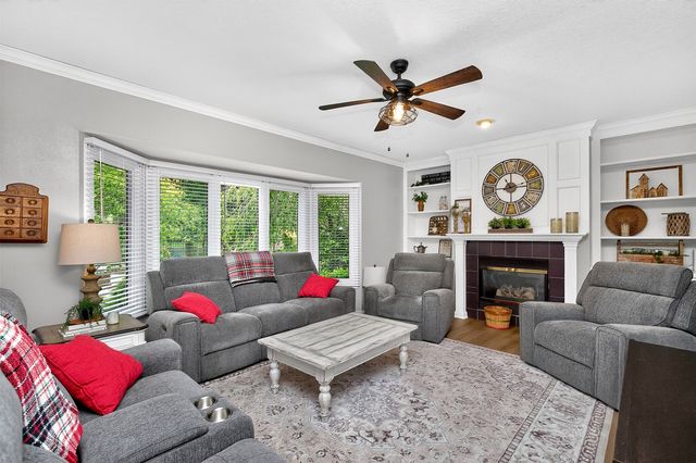 158 56th Place, West Des Moines, IA 50266