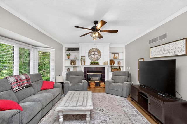 158 56th Place, West Des Moines, IA 50266