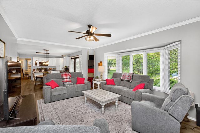158 56th Place, West Des Moines, IA 50266