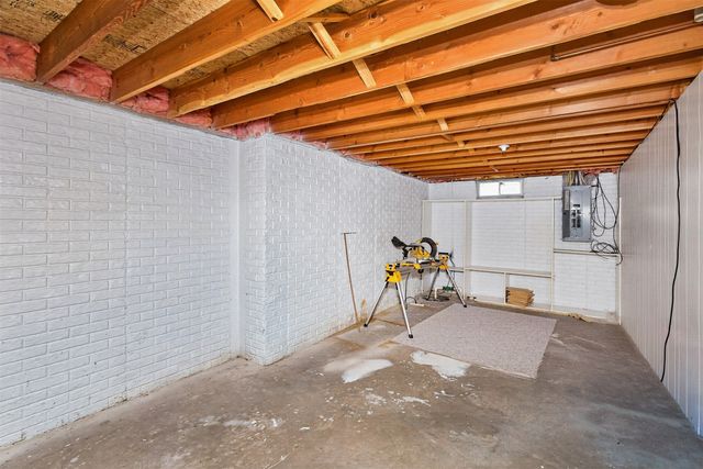 158 56th Place, West Des Moines, IA 50266