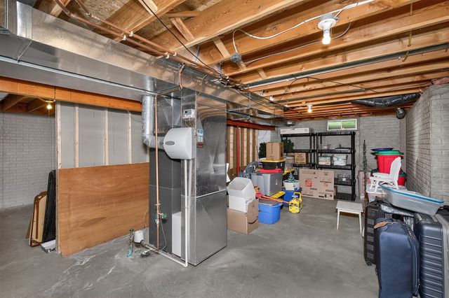 158 56th Place, West Des Moines, IA 50266