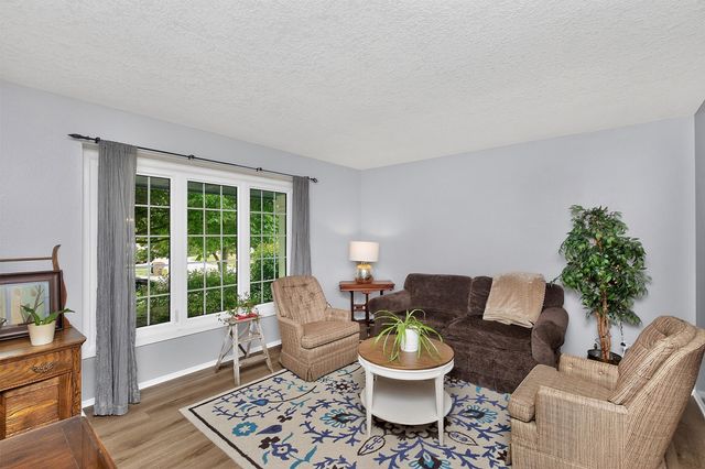 158 56th Place, West Des Moines, IA 50266