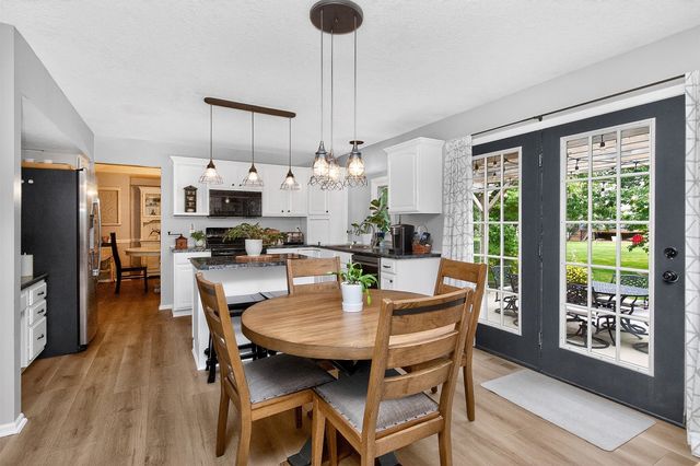 158 56th Place, West Des Moines, IA 50266