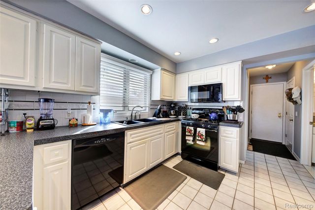 46822 Springhill Drive, Shelby Charter Township, MI 48317