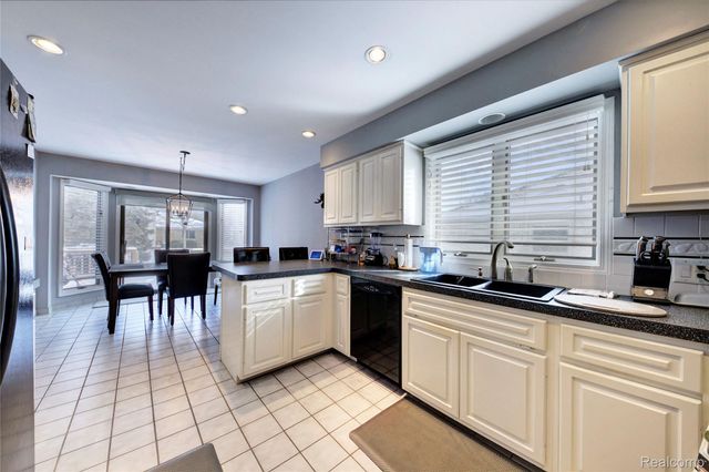 46822 Springhill Drive, Shelby Charter Township, MI 48317