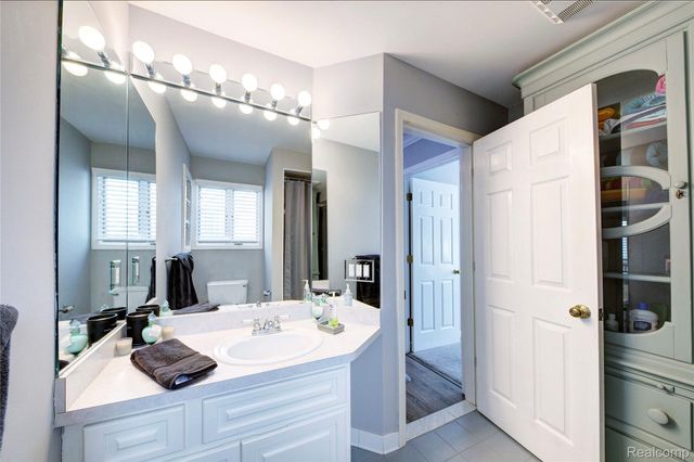 46822 Springhill Drive, Shelby Charter Township, MI 48317