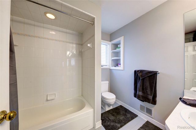 46822 Springhill Drive, Shelby Charter Township, MI 48317