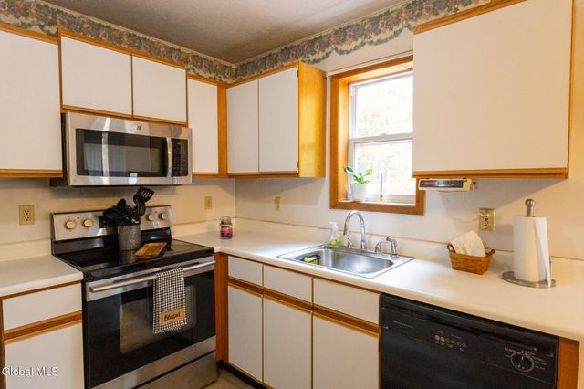 38 Autumn Lane, Queensbury, NY 12804