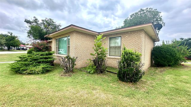 1611 Live Oak Street, Goldthwaite, TX 76844