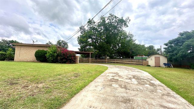 1611 Live Oak Street, Goldthwaite, TX 76844