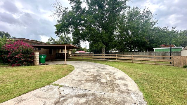 1611 Live Oak Street, Goldthwaite, TX 76844