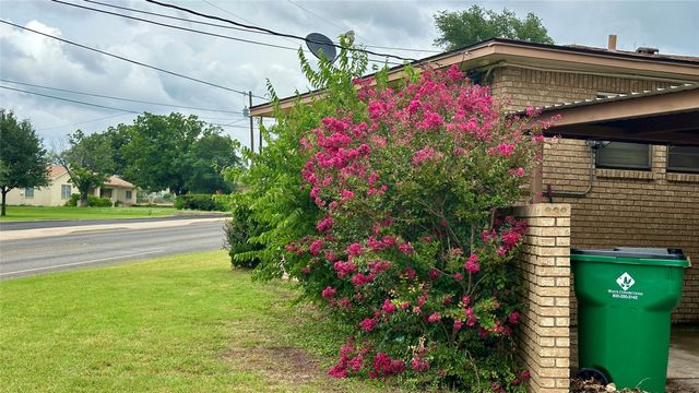 1611 Live Oak Street, Goldthwaite, TX 76844