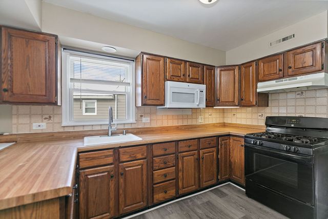 1105 Woodlawn Circle, Waukegan, IL 60085