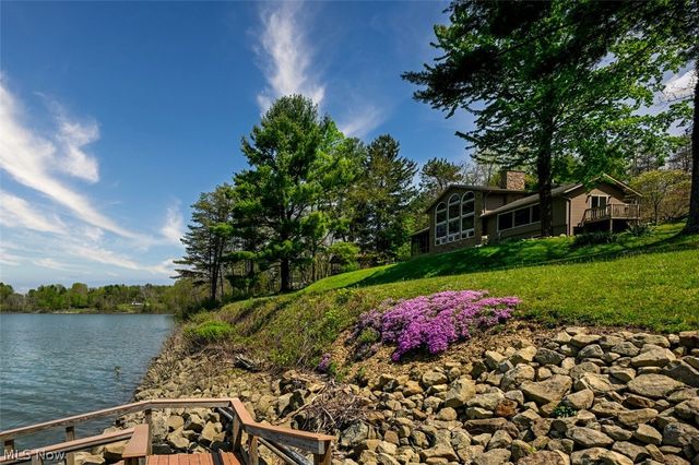 2873 Lodge Road SW, Sherrodsville, OH 44675