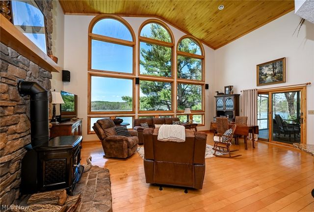2873 Lodge Road SW, Sherrodsville, OH 44675
