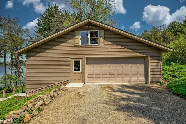 2873 Lodge Road SW, Sherrodsville, OH 44675
