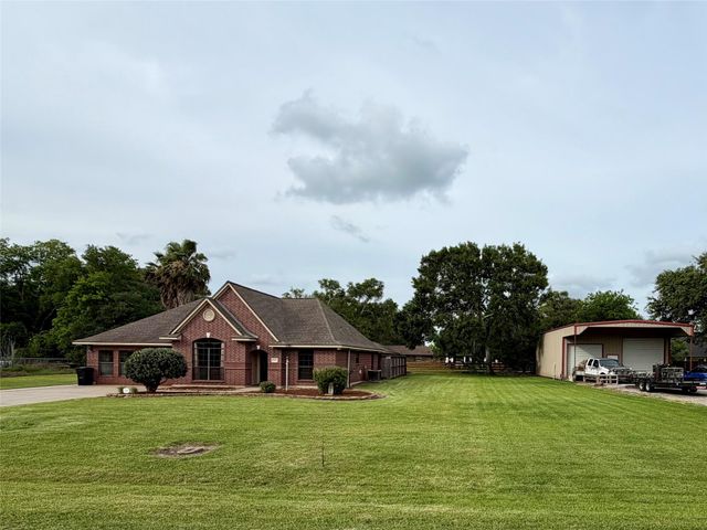 1503 Avenue H, Danbury, TX 77534