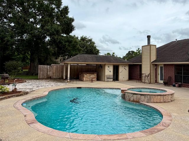 1503 Avenue H, Danbury, TX 77534