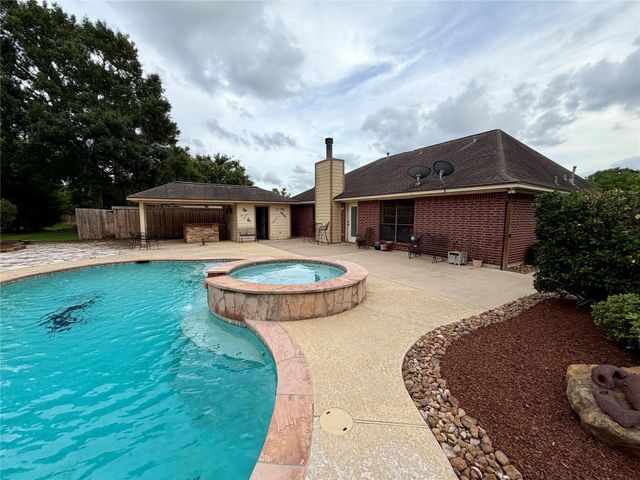 1503 Avenue H, Danbury, TX 77534
