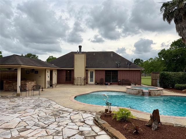 1503 Avenue H, Danbury, TX 77534