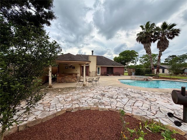 1503 Avenue H, Danbury, TX 77534