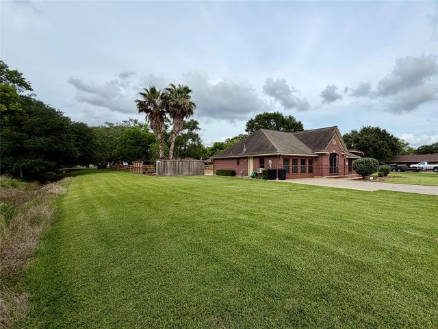 1503 Avenue H, Danbury, TX 77534