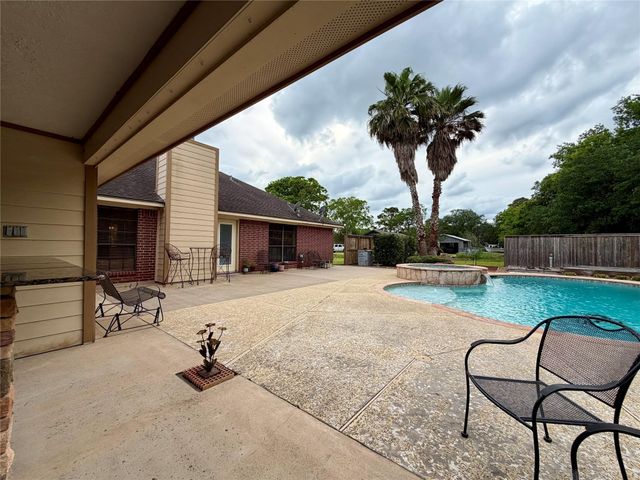 1503 Avenue H, Danbury, TX 77534