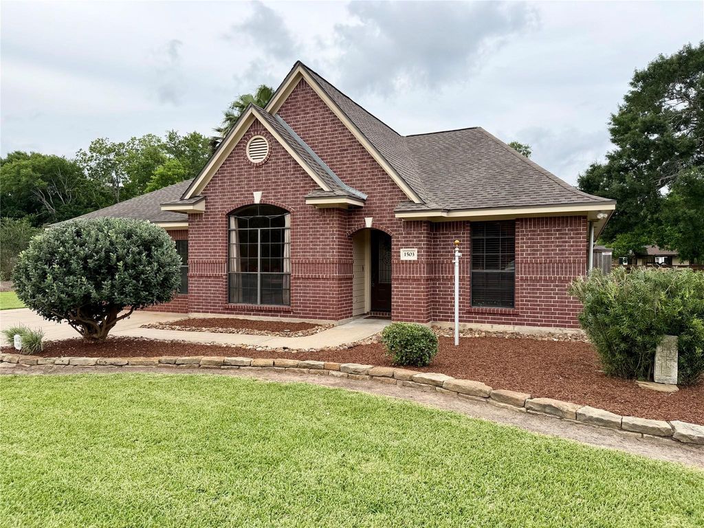 1503 Avenue H, Danbury, TX 77534