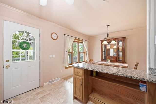 15 Fairview Ave, Newton Town, NJ 07860