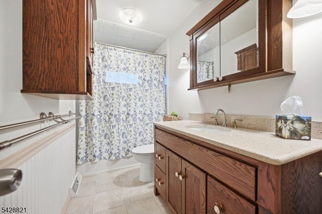 15 Fairview Ave, Newton Town, NJ 07860