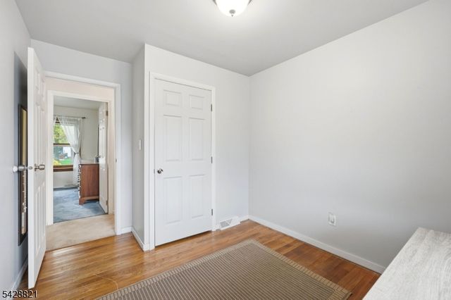 15 Fairview Ave, Newton Town, NJ 07860