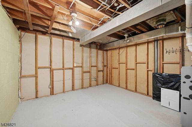 15 Fairview Ave, Newton Town, NJ 07860