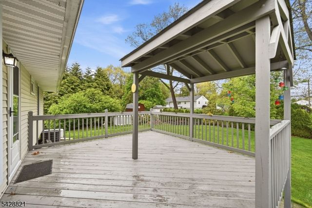 15 Fairview Ave, Newton Town, NJ 07860