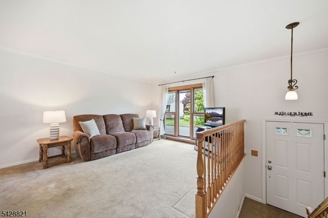 15 Fairview Ave, Newton Town, NJ 07860
