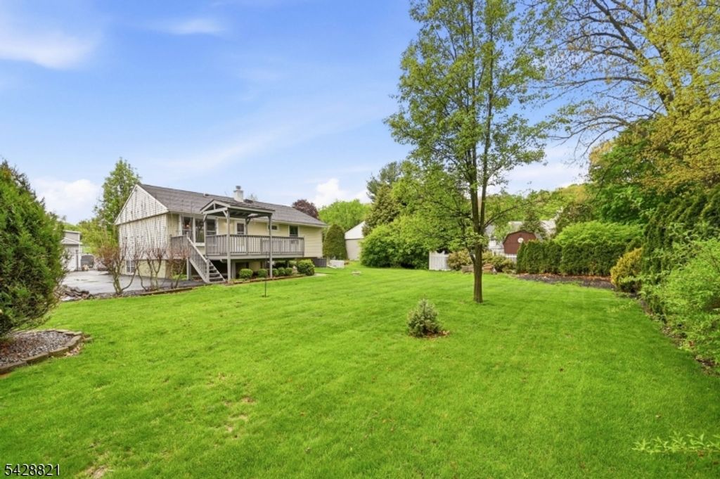 15 Fairview Ave, Newton Town, NJ 07860