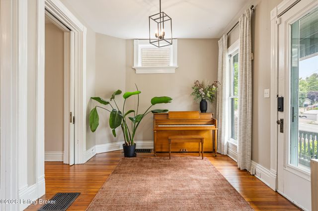 2206 Grinstead Dr, Louisville, KY 40204