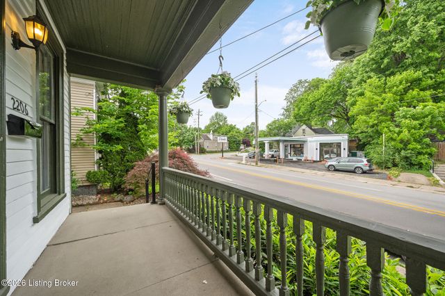 2206 Grinstead Dr, Louisville, KY 40204